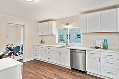 WHITE CENTER CRAFTSMAN